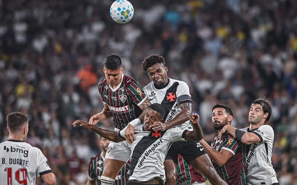 Thiago Mendes disputa bola no alto em Fluminense x Vasco