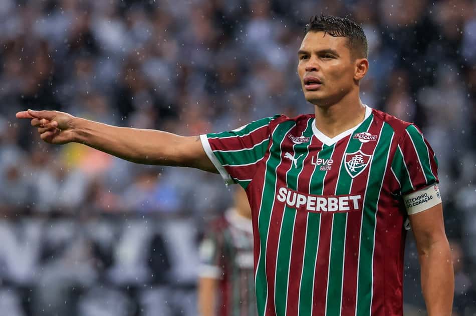 Thiago Silva orienta Fluminense contra o Corinthians