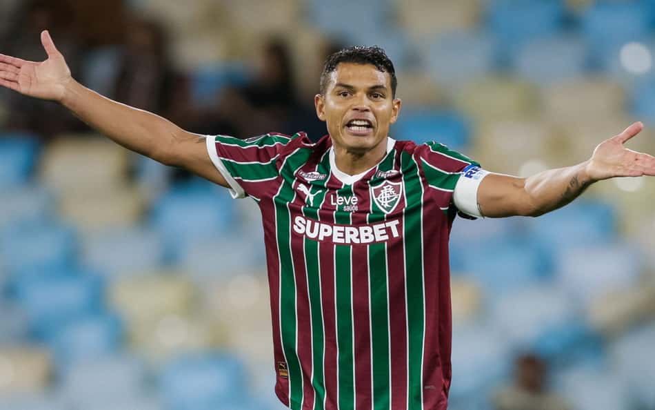 Thiago Silva gesticula em jogo do Fluminense
