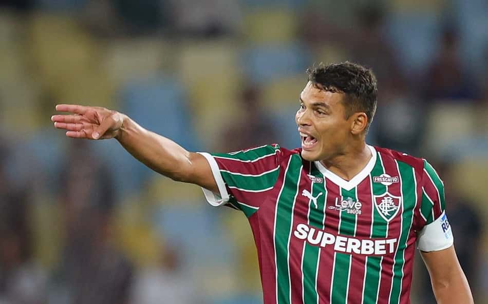 Thiago Silva orienta jogadores do Fluminense em campo