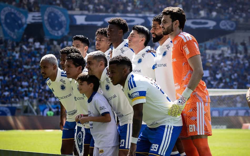 Time do Cruzeiro perfilado contra o Mirassol