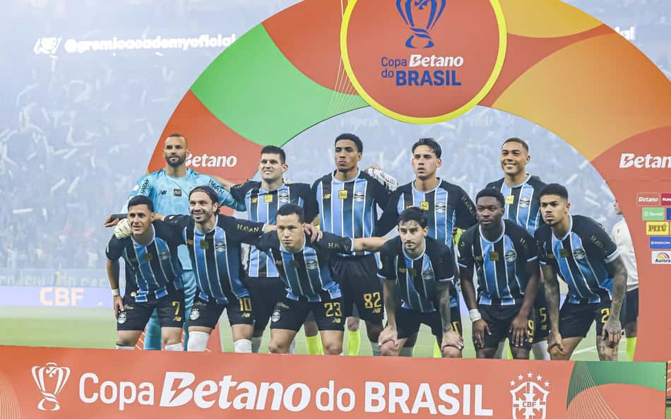 Time do Grêmio perfilado para enfrentar o Internacional, pela Copa do Brasil