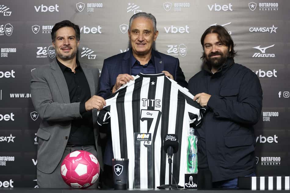 Tite ao lado de Léo Coelho, diretor, e João Paulo, presidente do Botafogo