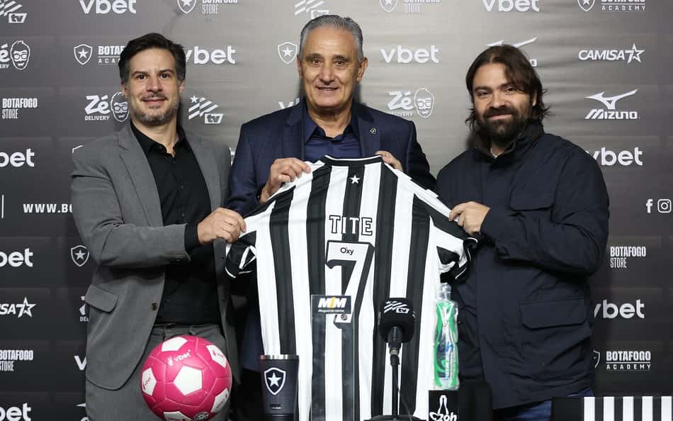 Tite ao lado de Léo Coelho, diretor, e João Paulo, presidente do Botafogo