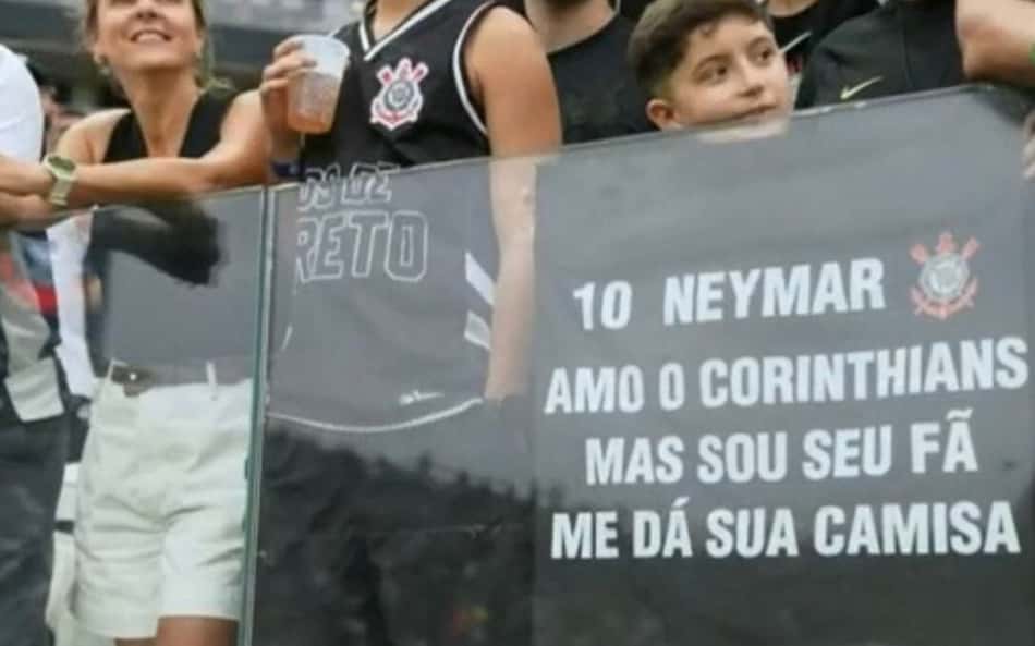 Torcedor do Corinthians segura cartaz em homenagem a Neymar