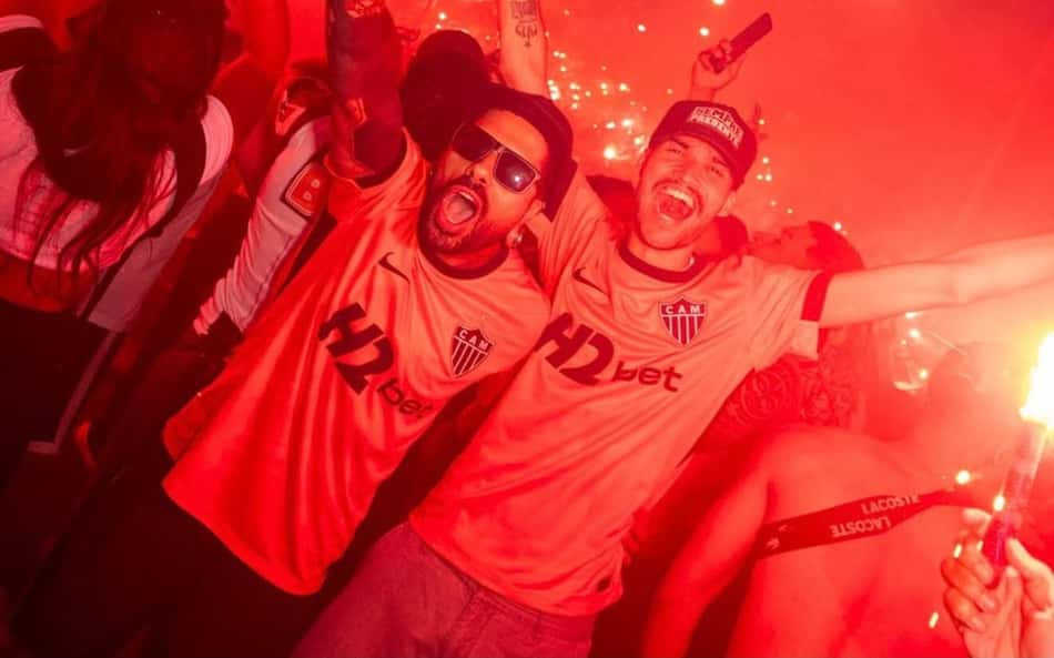 Torcedores com a nova camisa do Galo (reprodução Atlético)