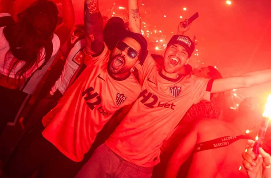 Torcedores com a nova camisa do Galo (reprodução Atlético)