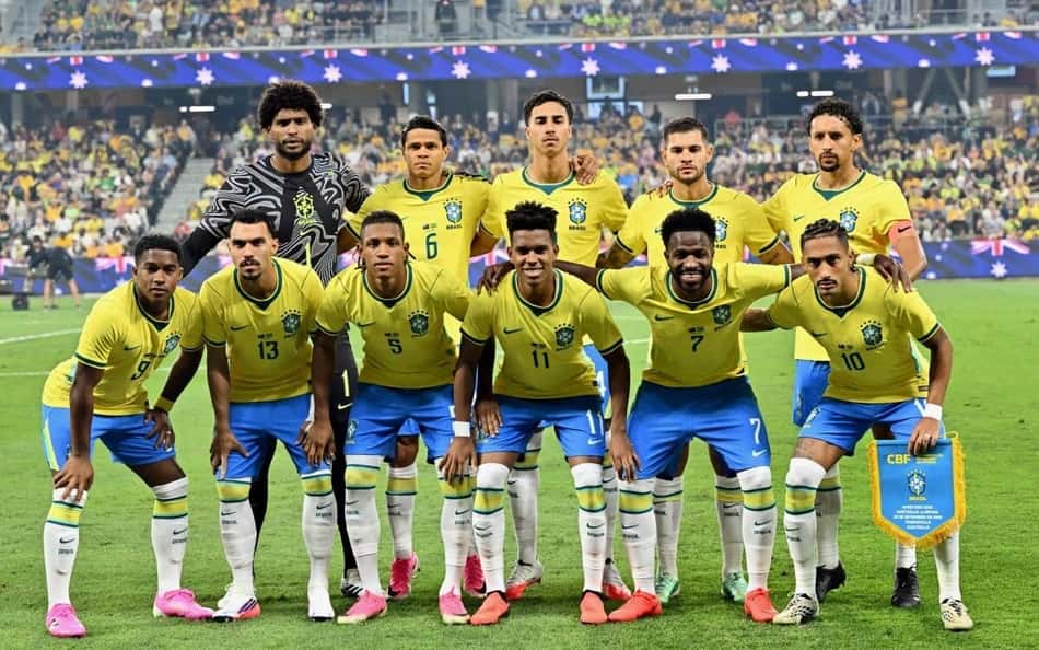 Torcedores não gostaram da decisão de anulação do gol (Foto: SAEED KHAN / AFP)