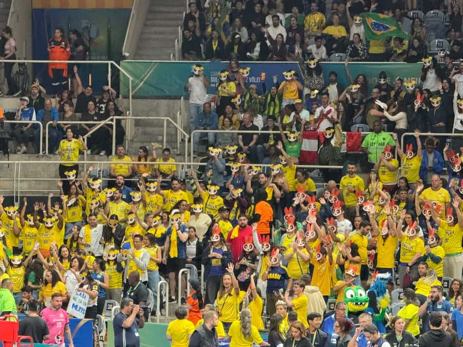 Torcedores com máscaras das Meninas Superpoderosas, acompanhando o uniforme de aquecimento das jogadoras da Seleção (Foto: Andressa Simões; Lance!)