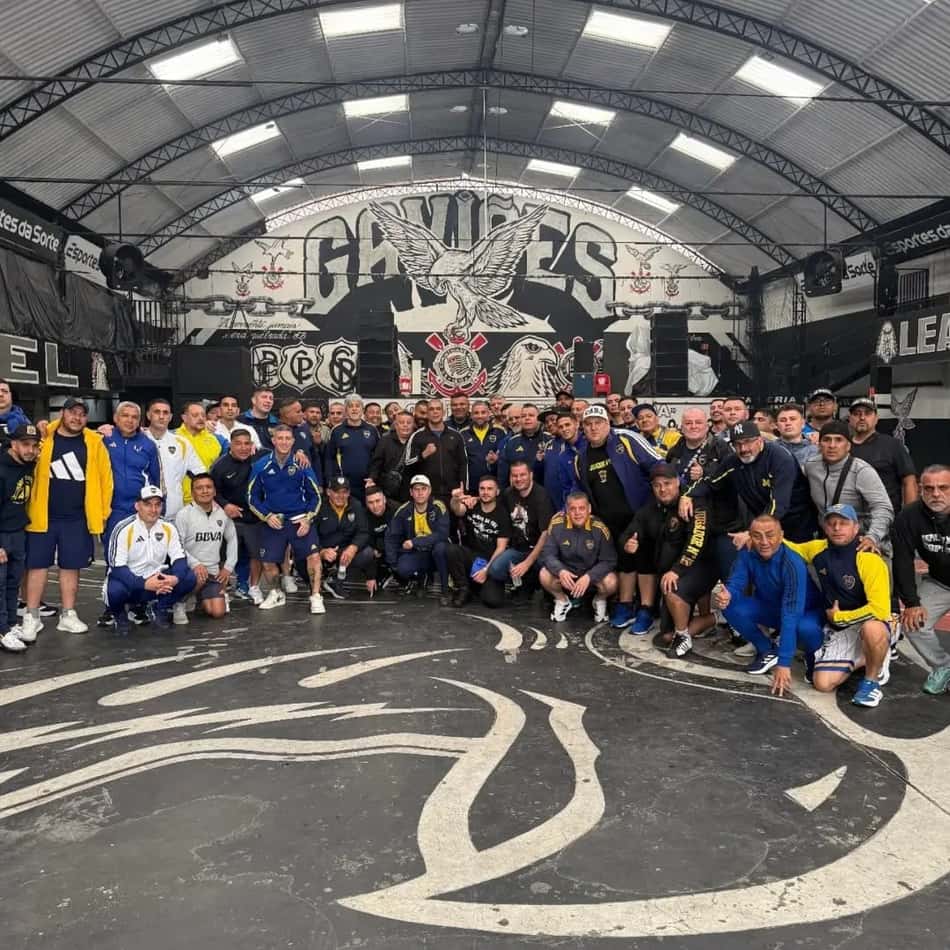 Integrantes da Gaviões da Fiel e da torcida do Boca Juniors posaram juntos durante o encontro em São Paulo