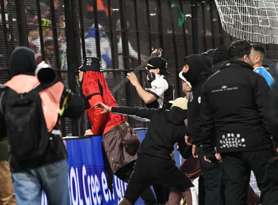 Torcida do Platense invadiu o gramado após queda para o Fluminense