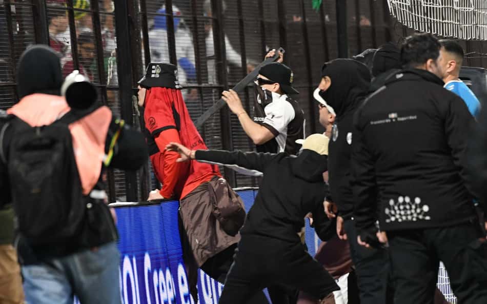 Torcida do Platense invadiu o gramado após queda para o Fluminense