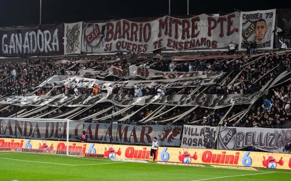 Torcida do Platense, adversário do Fluminense