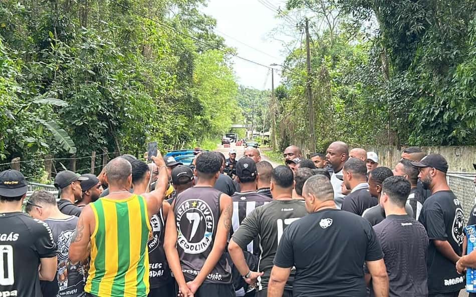 Torcida do Botafogo protestou no CT Lonier