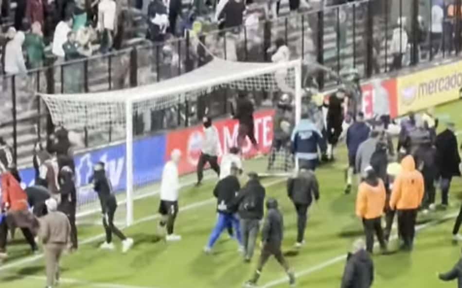 Torcida do Platense invadiu o gramado após jogo com o Fluminense