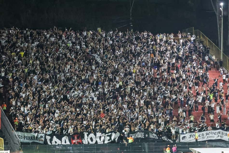 Torcida do Vasco no Barradão, no duelo contra o Vitória na Copa do Brasil