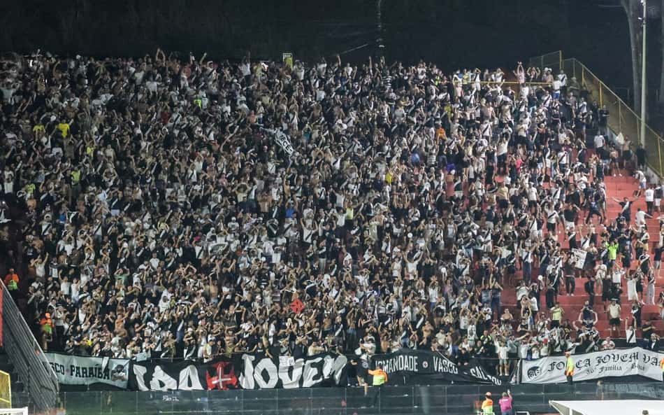 Torcedor do Vasco é identificado e preso após arremessar artefato explosivo campo do Barradão
