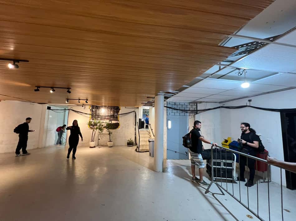 Quarto andar da Vila Belmiro, espaço que dá acesso às cabines de imprensa, tribuna, cadeiras cativas e camarotes, segue em remodelação.