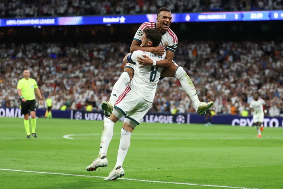 Mbappé pulando nos braços de Valverde, do Real Madrid