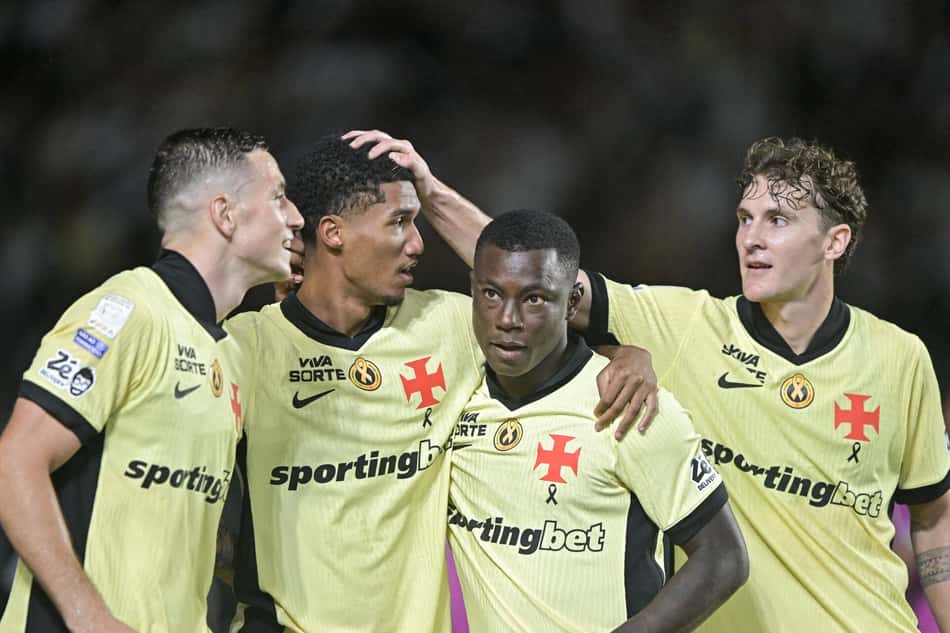 Ramon Rique jogador do Vasco comemora seu gol com jogadores do seu time durante partida contra o Coritiba no estadio Sao Januario pelo campeonato Brasileiro A 2026.