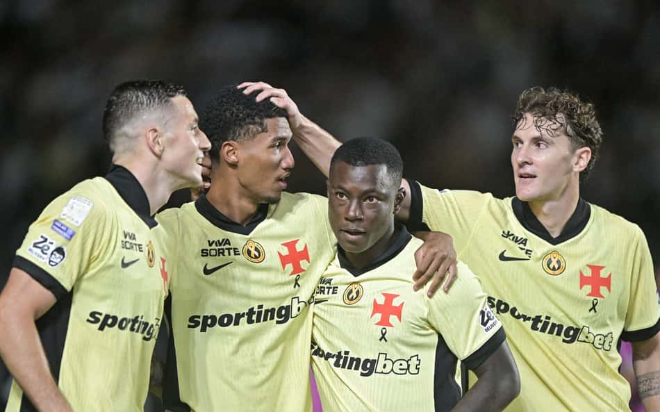 Jogadores do Vasco comemorando gol abraçados