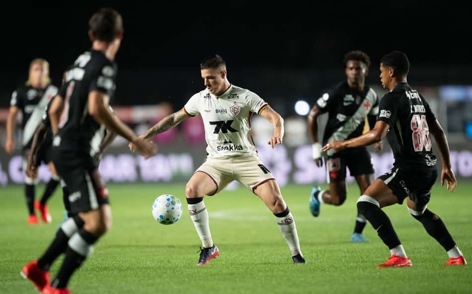 Renato Kayzer, do Vitória, conduzindo a bola contra o Vasco