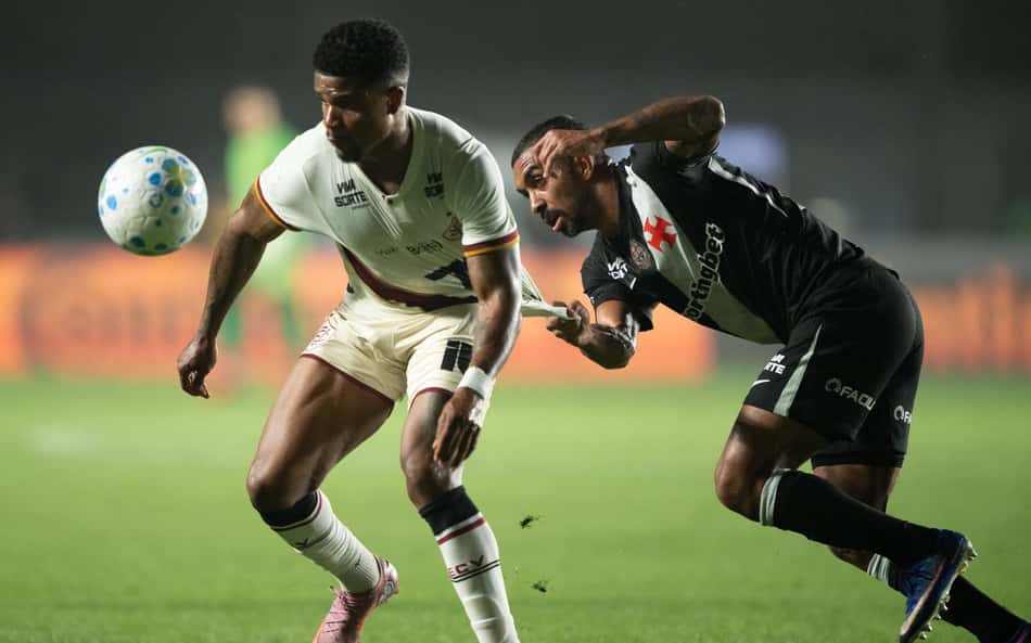Jogadores de Vitória e Vasco duelando