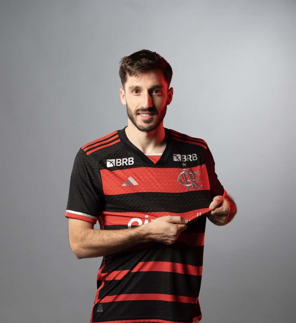 Viña com a camisa do Flamengo