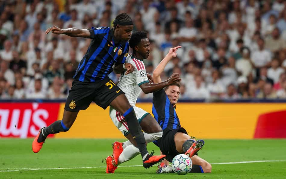 Vini Jr caindo com jogadores da Inter de Milão