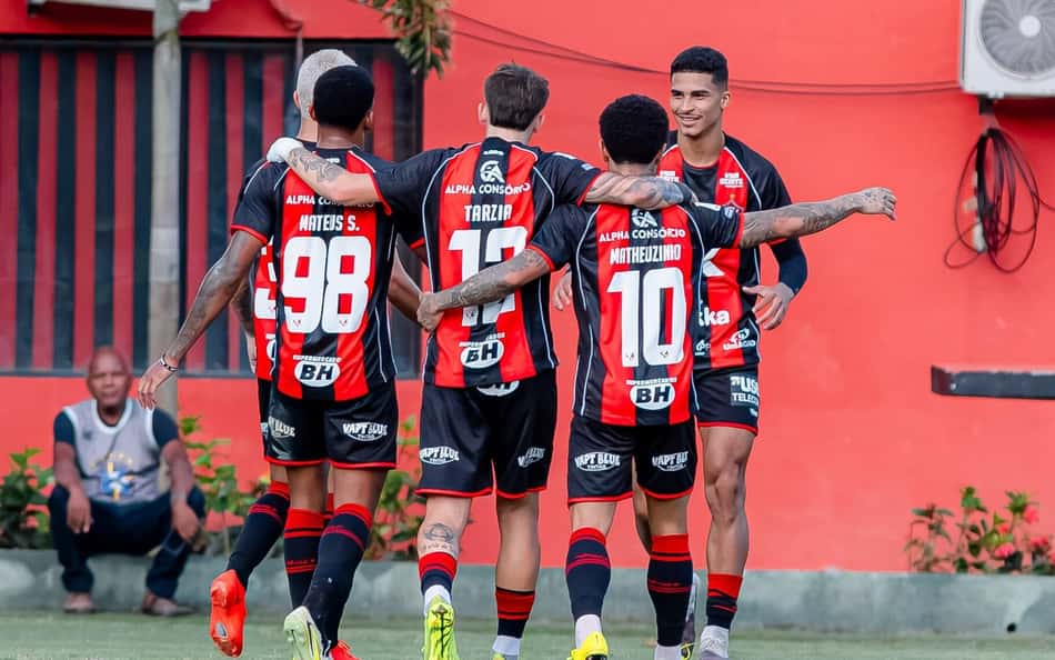 Jogadores do Vitória comemorando abraçados