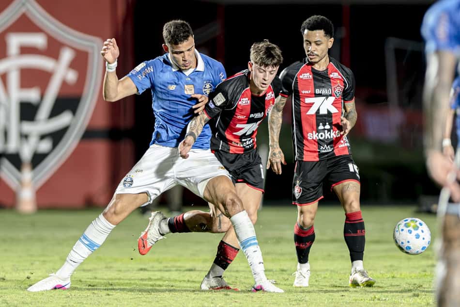 Jogadores de Grêmio e Vitória em disputa de bola