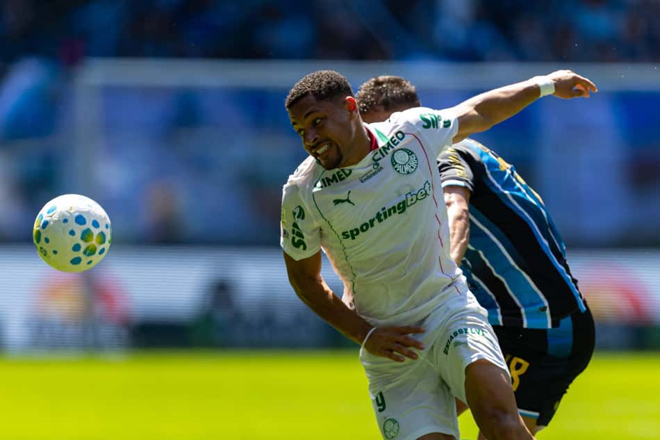 Vitor Roque em partida do Palmeiras contra o Grêmio