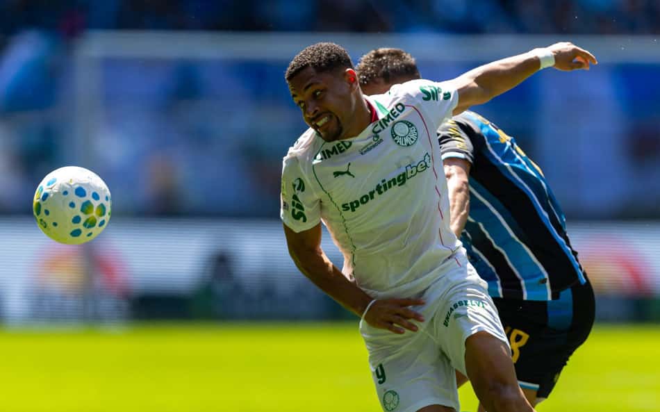 Vitor Roque em partida do Palmeiras contra o Grêmio