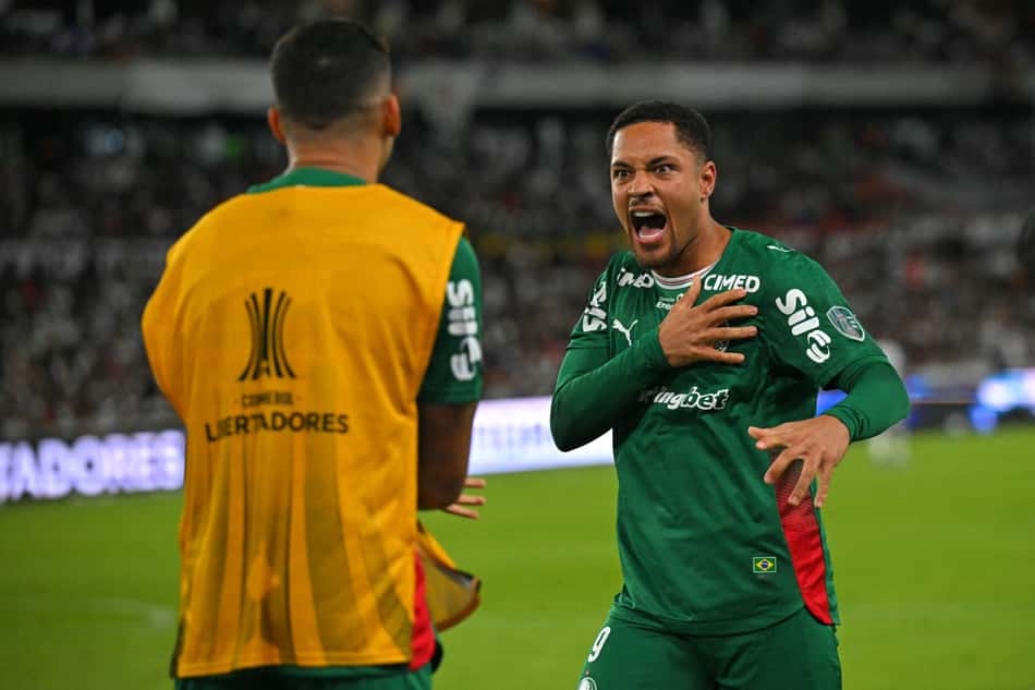 Vitor Roque, do Palmeiras, batendo no peito