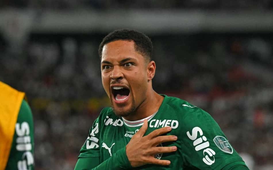 Vitor Roque, do Palmeiras, batendo no peito