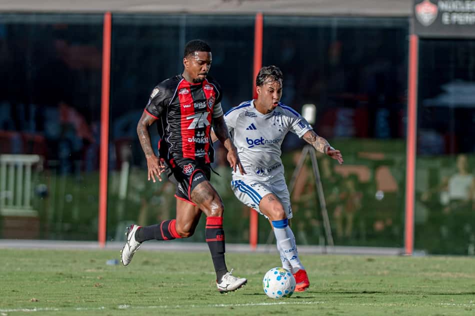 Jogadores de Vitória e Cruzeiro duelando