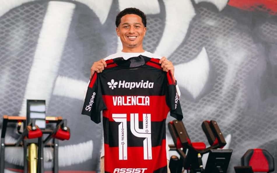Valencia com a camisa 14 do Flamengo