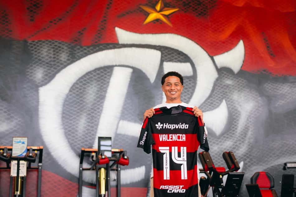 Valencia com a camisa 14 do Flamengo