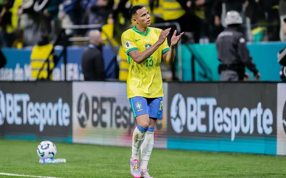 Vanderson aplaude torcida no jogo entre Brasil e Paraguai, pelas Eliminatórias da Copa do Mundo