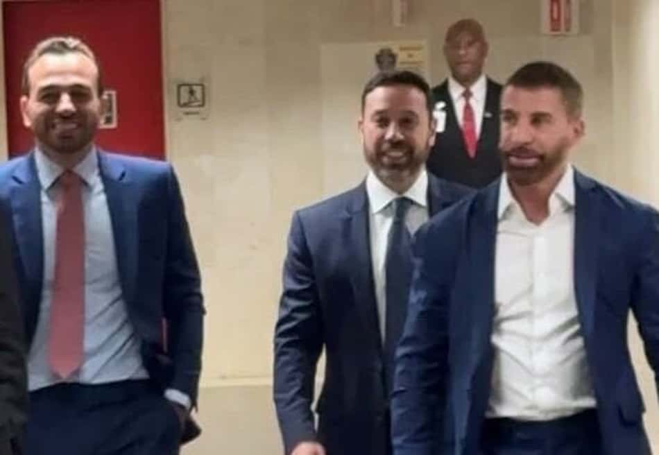 Presidente Pedrinho chega ao leilão da SAF acompanhando de Christiano Campo, membro do conselho da SAF, e Alan Belaciano, presidente da Assembleia Geral (Foto: Pedro Cobalea/Lance!)