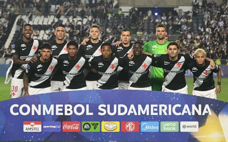 Equipe do Vasco perfilada para o confronto contra o Ind. Santa Fe pela Sul-Americana.