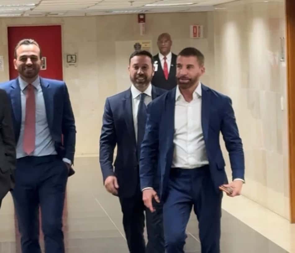 Presidente Pedrinho chega ao leilão da SAF acompanhando de Christiano Campo, membro do conselho da SAF, e Alan Belaciano, presidente da Assembleia Geral (Foto: Pedro Cobalea/Lance!)