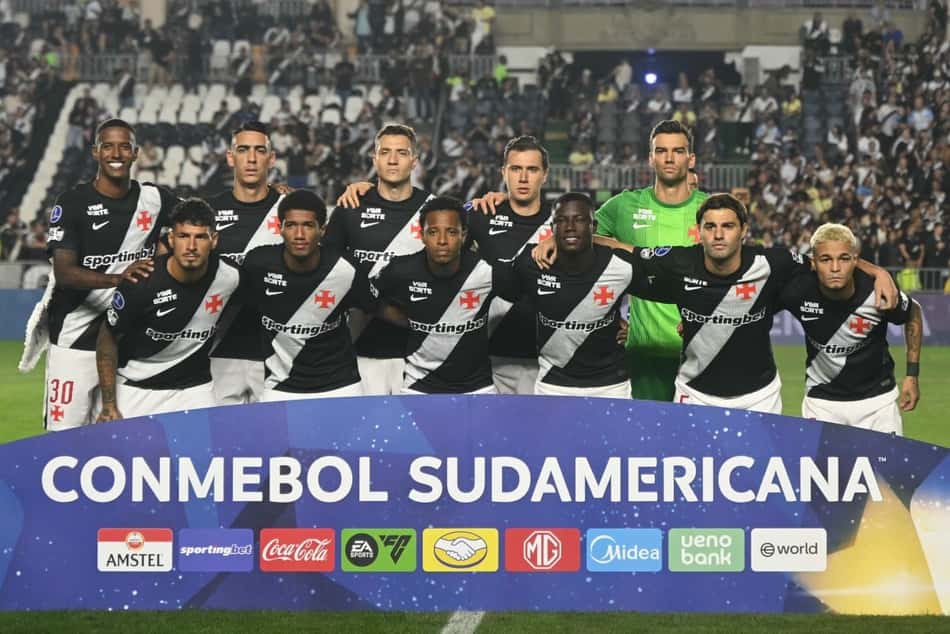 Equipe do Vasco perfilada para o confronto contra o Ind. Santa Fe pela Sul-Americana.