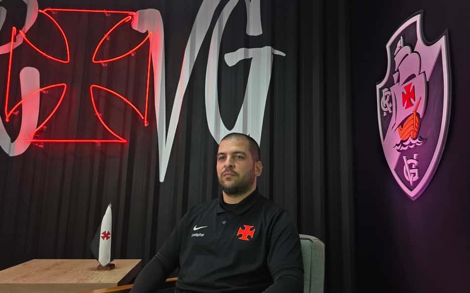 Rubens Franco sentado em estúdio do Vasco