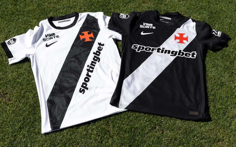 Camisas do Vasco estendidas no gramado com logo da Sportingbet