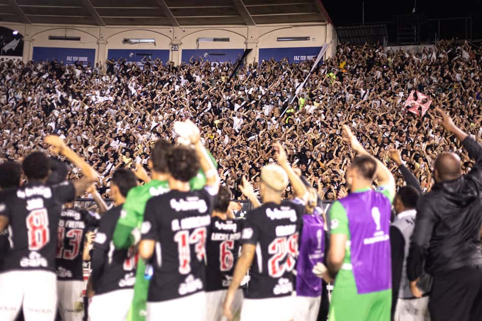 Torcida do Vasco festejando com jogadores em São Januário após classificação