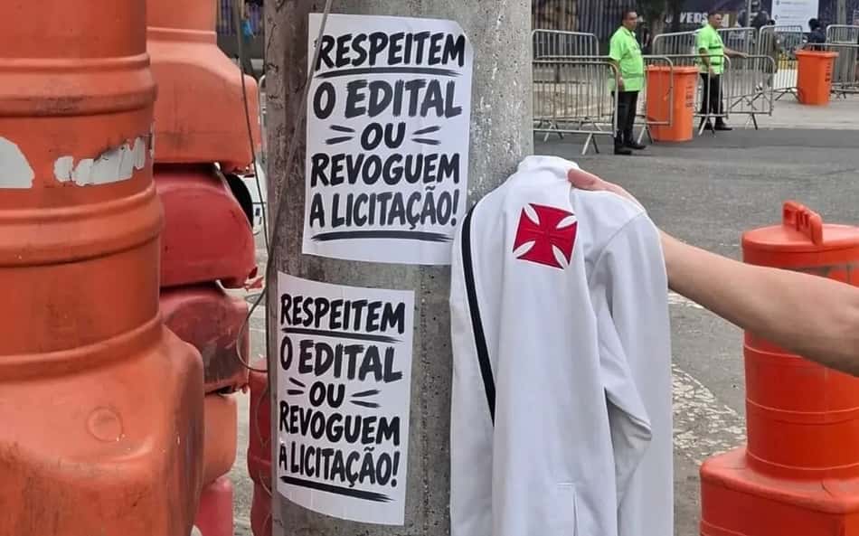 Protesto de torcedores do Vasco no entorno do Maracanã antes de duelo da NFL