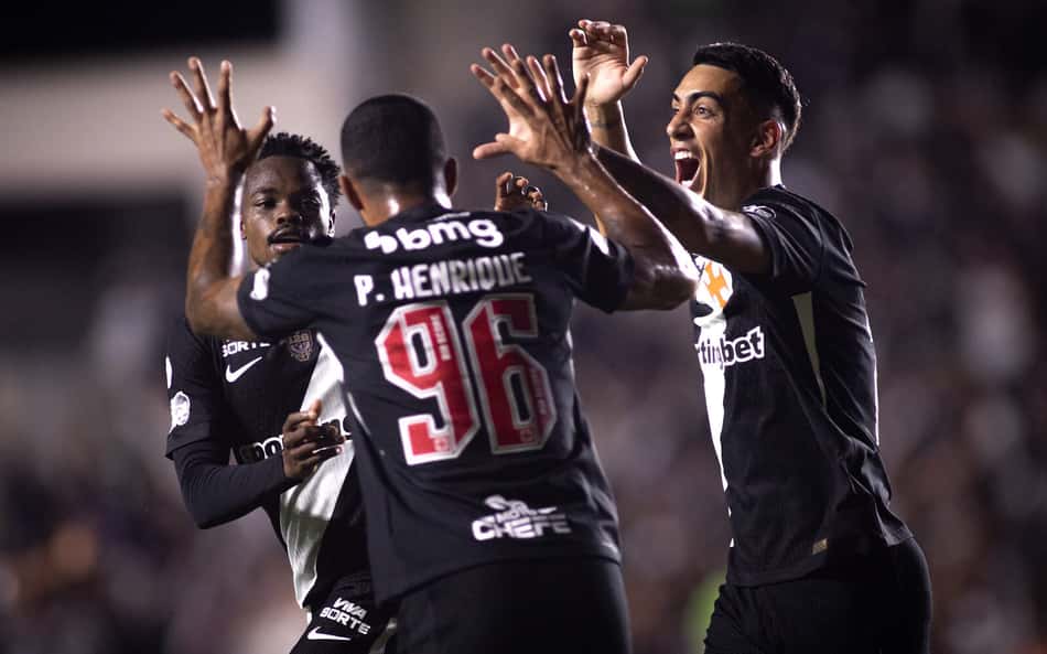 Andrés Gómez, Puma e Paulo Henrique comemoram gol do Vasco contra o Vitória