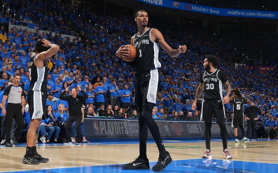 Shai joga mal e perde jogo em casa após atuação histórica do San Antonio Spurs, com destaque para Victor Wembanyama (Foto: Jesse D. Garrabrant/NBAE via Getty Images/AFP)