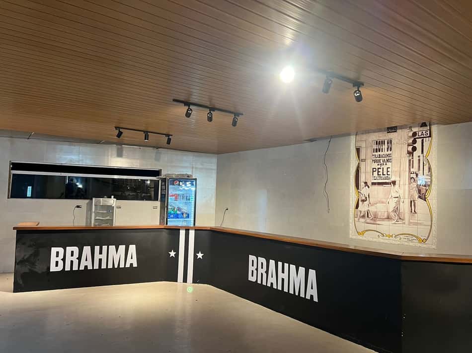 Quarto andar da Vila Belmiro, espaço que dá acesso às cabines de imprensa, tribuna, cadeiras cativas e camarotes, segue em remodelação.
